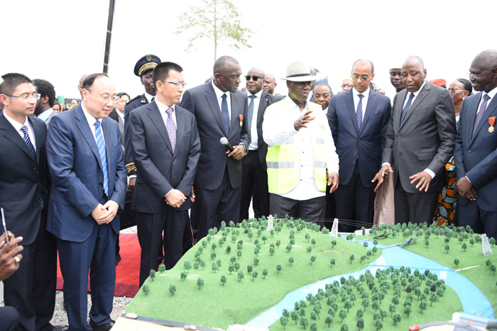 1510653191365783.jpg 張念木、賀鵬程陪同總統參觀蘇布雷電站及下游電站規劃模型(右三總統,右一總理,右二能源部長)-1.jpg