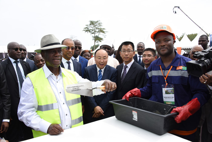 1510653211992706.jpg 張念木、賀鵬程與總統、總理共同為波波里電站埋下第一塊基石-1.jpg