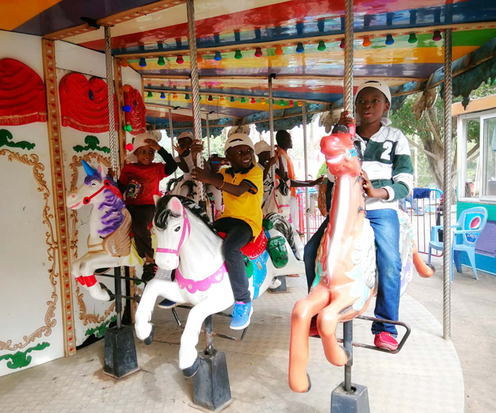 4.小朋友們在旋轉木馬上開心的笑容.jpg