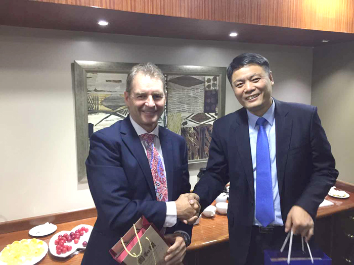 1516694101659729.jpg 梁軍與標(biāo)行常務(wù)行長(zhǎng)Marais Anton合影.jpg