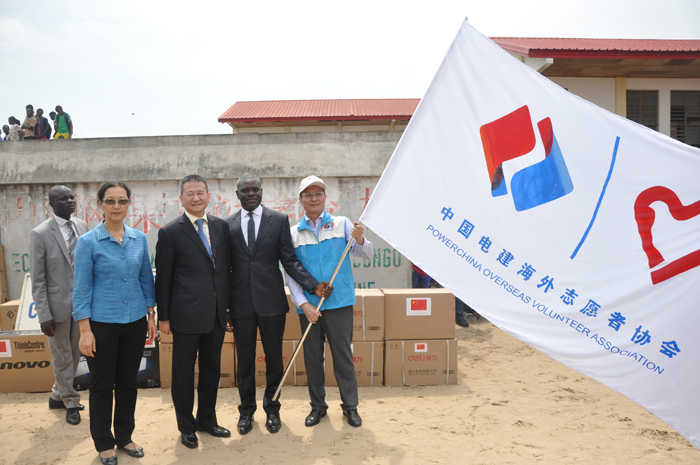 1516868881865600.jpg 夏煌大使向剛果(布)志愿者服務(wù)總隊(duì)隊(duì)長鮮仕君授旗.jpg