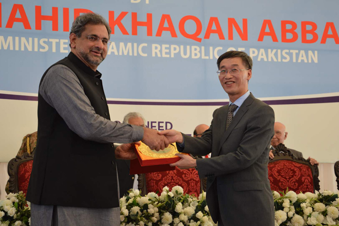 1520930066997009.jpg 中國駐巴基斯坦使館姚敬大使代表中國電建向巴基斯坦總理獻禮.jpg