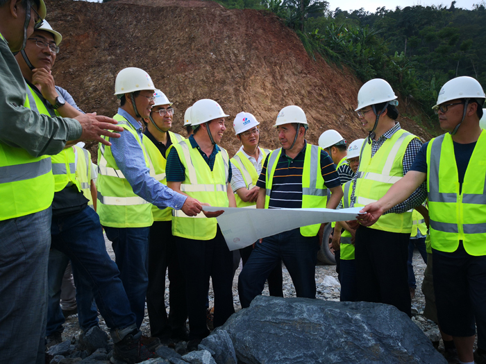 專家組踏勘堆石料料場(chǎng).jpg