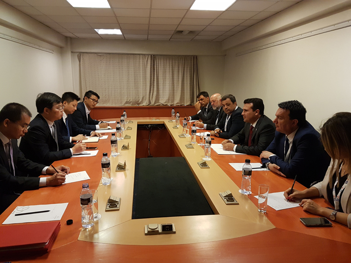 1531272170993988.jpg 圖片2,同馬其頓總理、副總理等人會談.jpg