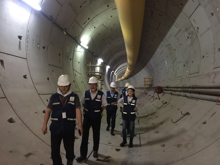 1531285889968719.jpg 檢查組在T217項目隧道內檢查指導工作.jpg