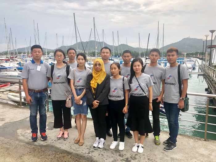 7月10日下午中國電建救援小組在碼頭的合影（民聯(lián)廳拍攝） - 副本.jpg