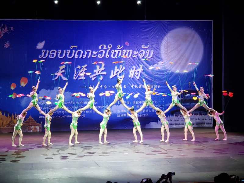 1538277233799865.jpg 晚會(huì)現(xiàn)場.jpg