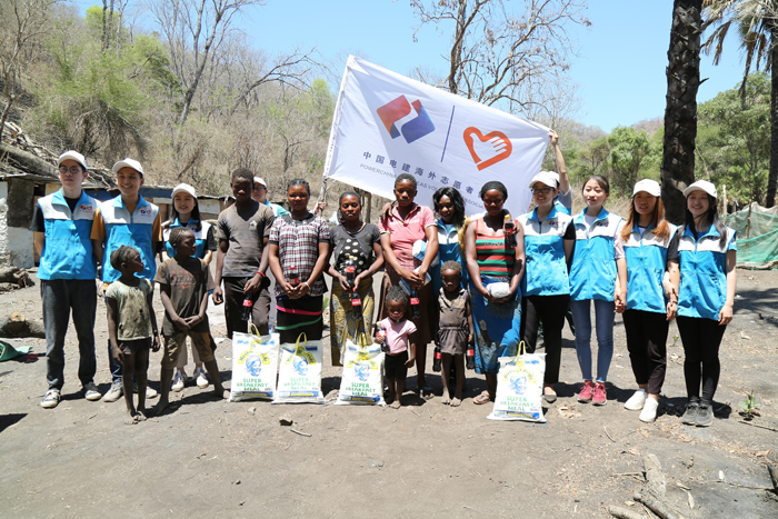 1542246465704925.jpg 中國電建東南非志愿者協會在贊比亞開展“愛無界,心相連”志愿活動.JPG