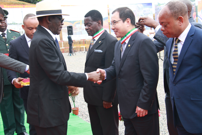 1543971034193023.jpg 5.奧比昂總統為劉寶董事長授金質勛章.JPG