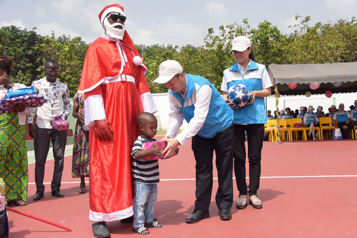 1545717648801941.jpg 張繼雄為可愛的孩子們發放圣誕禮物2.jpg