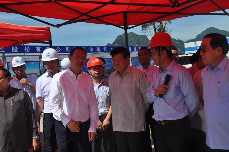 老撾總理通倫?西蘇里聽取李兵選總經(jīng)理對(duì)萬(wàn)榮車站工程進(jìn)展匯報(bào).JPG