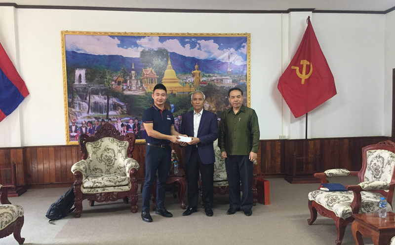 圖1 中國電建向烏多姆賽省長遞交救災善款.jpg