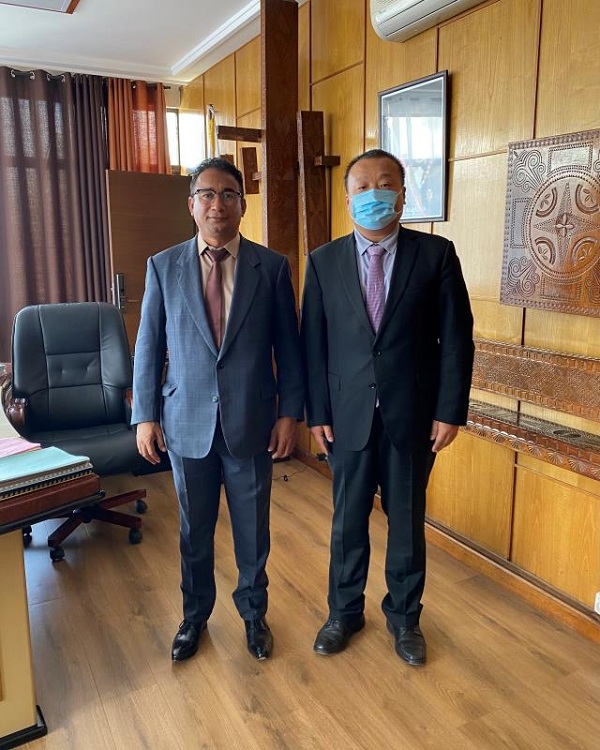 簽約照片-國(guó)別代表馮超與公共工程部部長(zhǎng)合影 - 副本.jpg