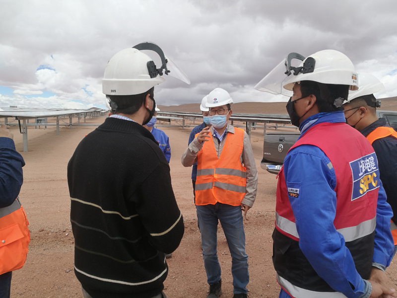 04  考察胡胡伊光伏項(xiàng)目部.jpg