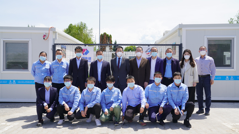 張佐大使、何丙華參贊（后排左五、左六）與我公司人員親切合影.JPG