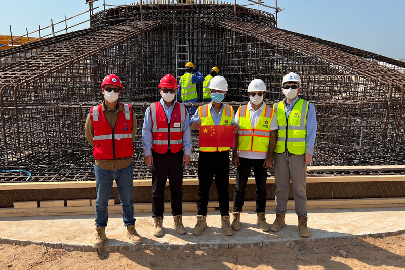 圖四 10月2日上午胥迪（右一）與其他領導檢查風機基礎鋼筋籠進度.jpg