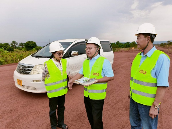 項目負責人在現場為陳明健大使介紹項目 - 副本.jpg