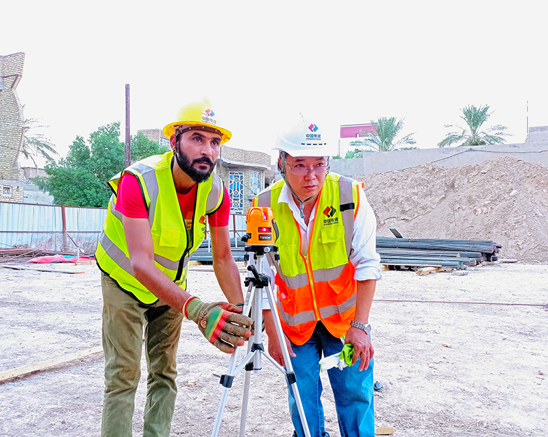 圖1：中國技術工程師給伊拉克當地工人傳授先進測量技術.jpg