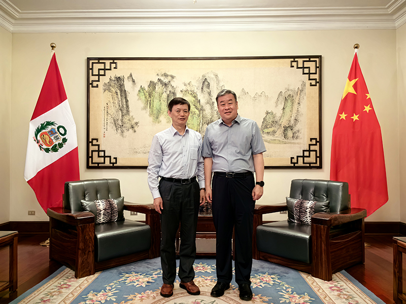 張國來與中國駐秘魯大使宋揚合影.jpg