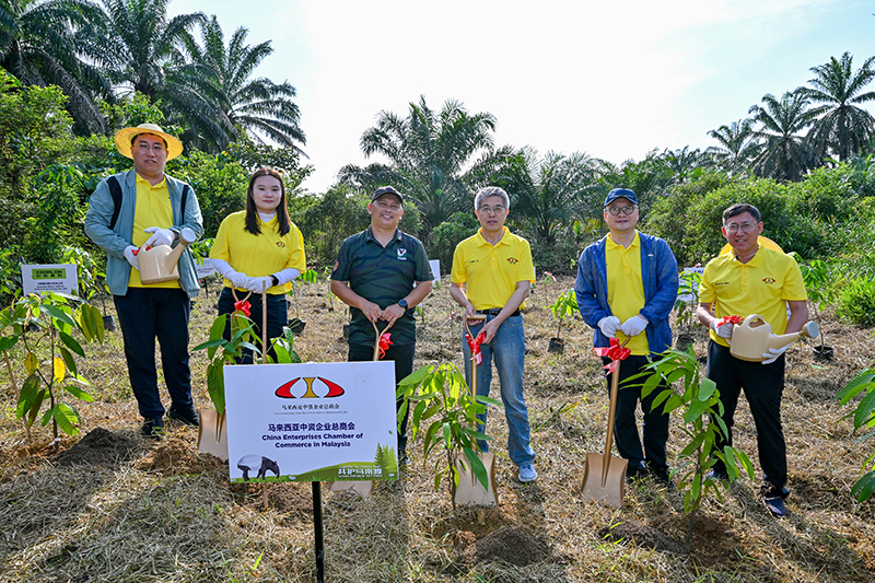 圖片1. 周家義與馬來(lái)西亞半島野生動(dòng)物及國(guó)家公園局（遷地保育組）首席助理主任大衛(wèi)__馬金丹博士等共同為活動(dòng)掀開(kāi)序幕.jpg