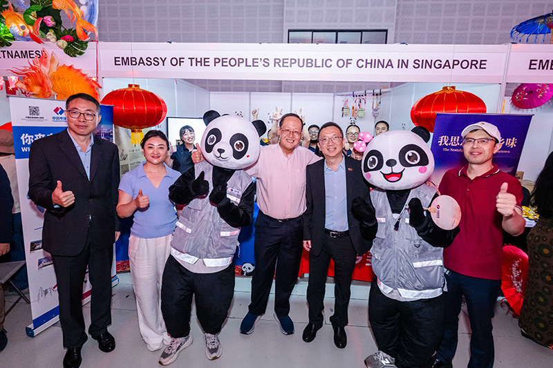 圖1 與新加坡人力部長及使館領導合影.jpg